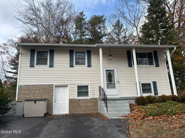 $2,900 | 52 Trottingham Road, Saratoga Springs, NY 12866