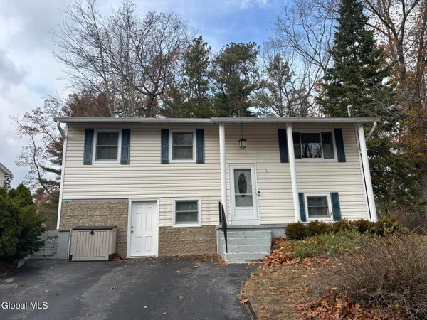 $2,900 | 52 Trottingham Road, Saratoga Springs, NY 12866