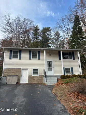 $2,900 | 52 Trottingham Road, Saratoga Springs, NY 12866