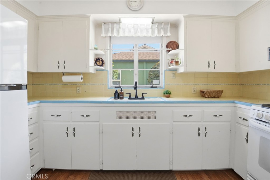 4735 Oakwood Place Riverside, CA 92506 - Photo 10 of 36