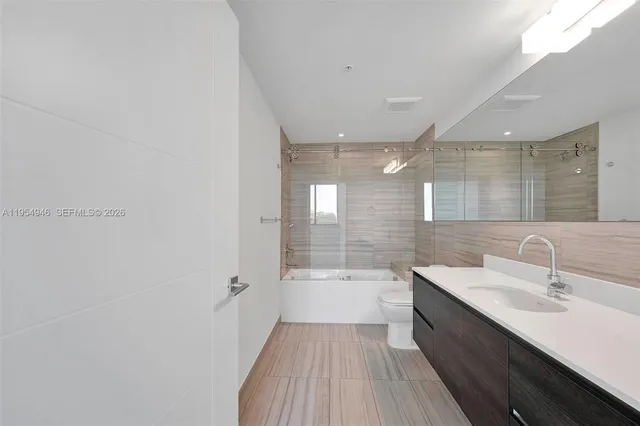 a view of empty room with window