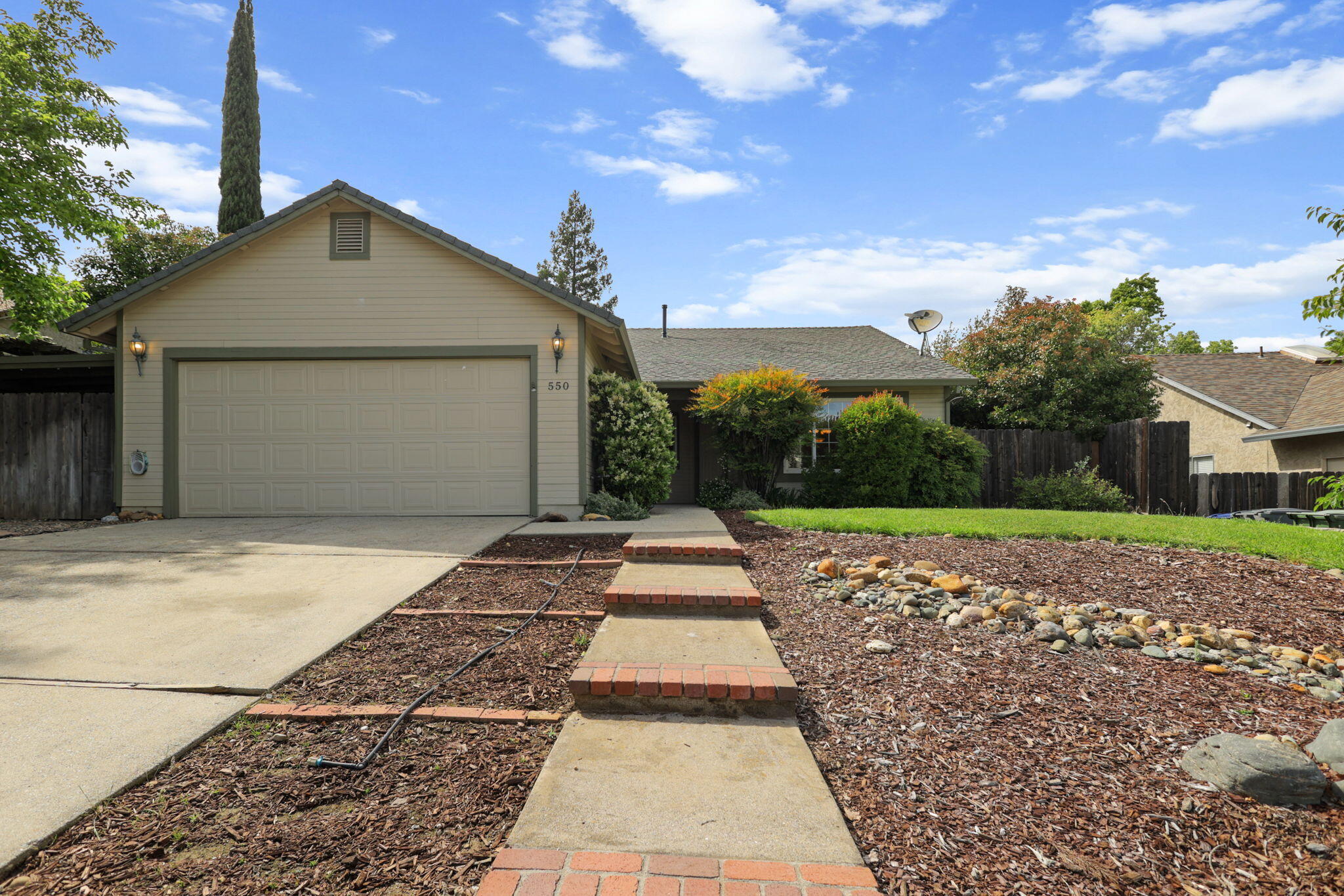 550 Vansicklen Way Redding, CA 96003 - Photo 2 of 52 a front view of house with yard