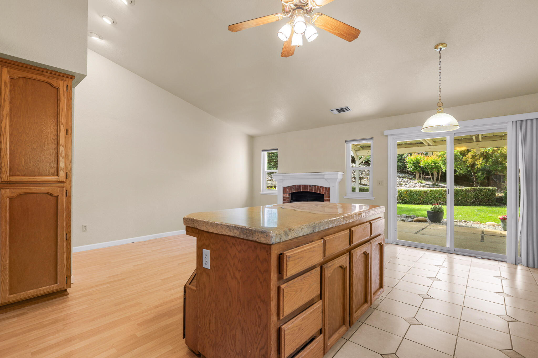 550 Vansicklen Way Redding, CA 96003 - Photo 21 of 52 a kitchen that has a lot of cabinets in it