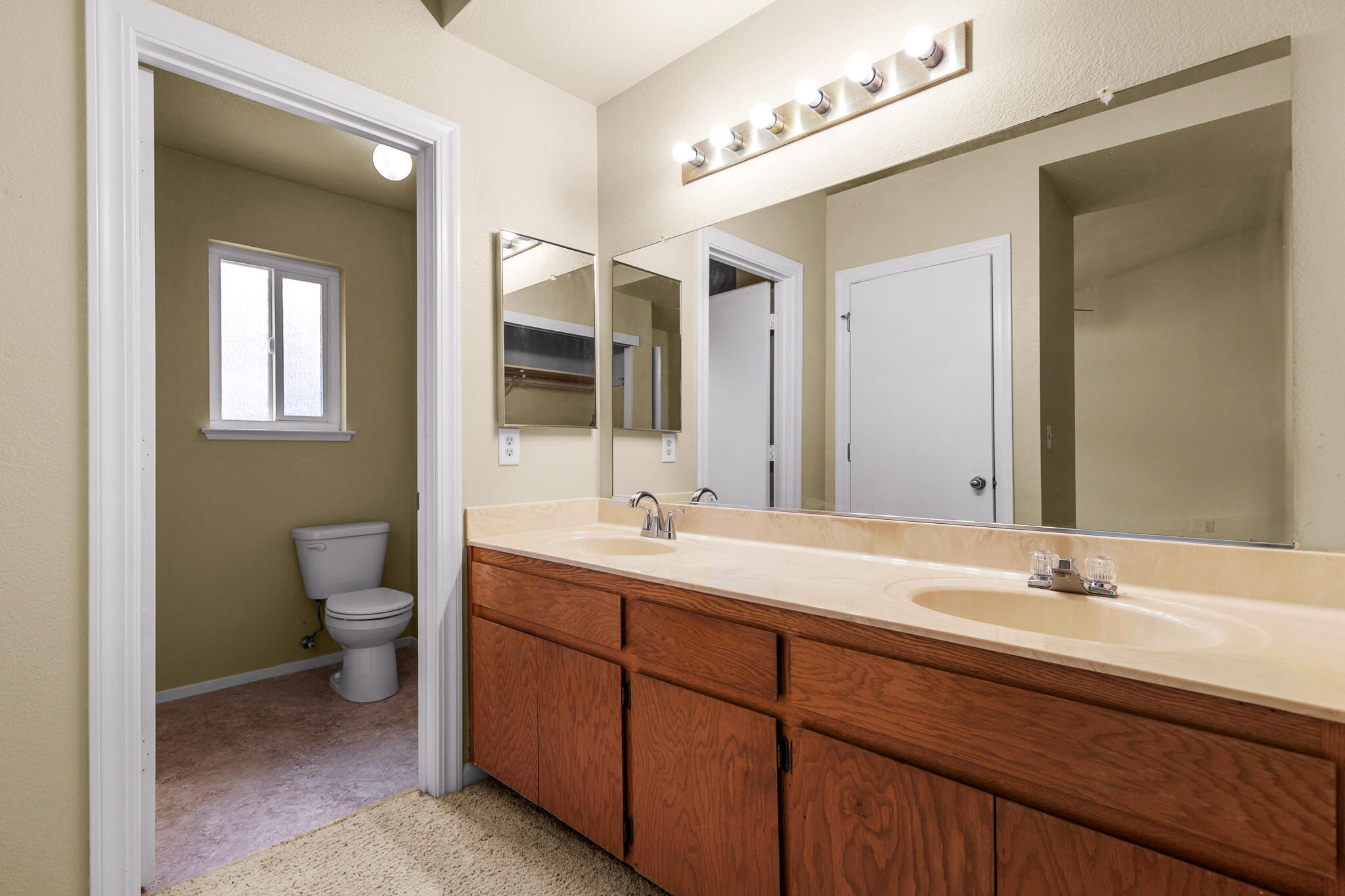 550 Vansicklen Way Redding, CA 96003 - Photo 29 of 52 a bathroom with a double vanity sink and a toilet