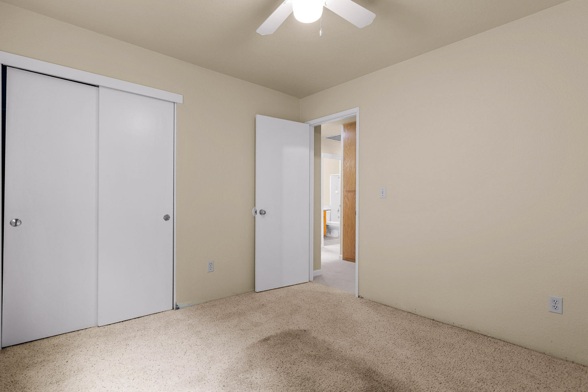 550 Vansicklen Way Redding, CA 96003 - Photo 34 of 52 an empty room with a ceiling fan
