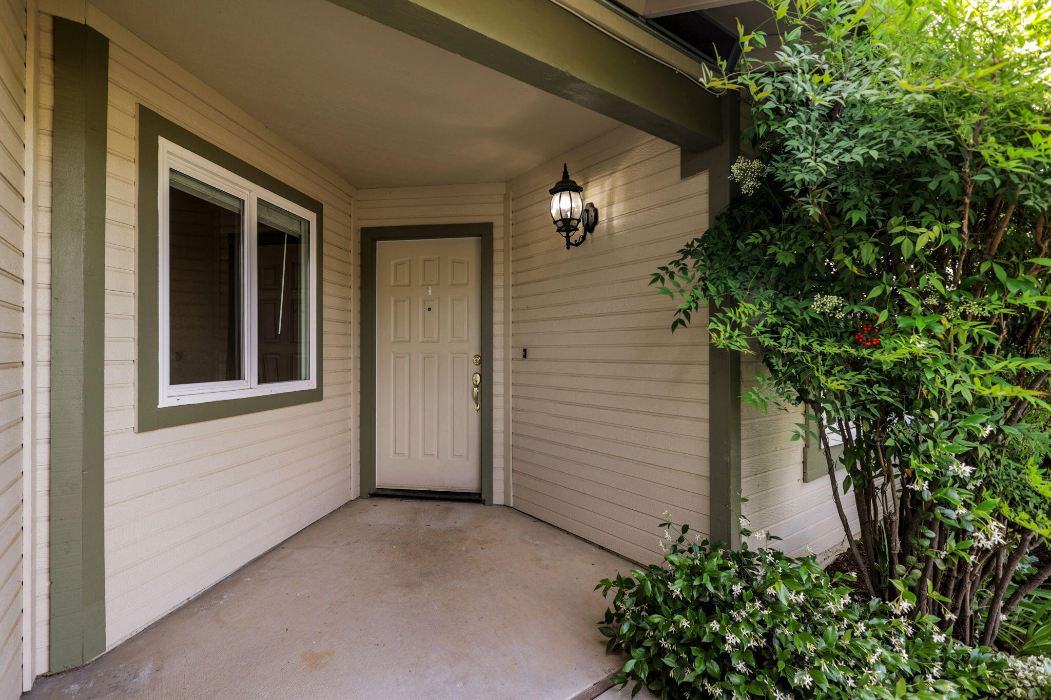 550 Vansicklen Way Redding, CA 96003 - Photo 4 of 52 a view of a house with a yard and garage