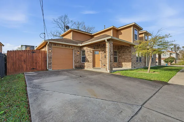 a front view of house with garage and yard