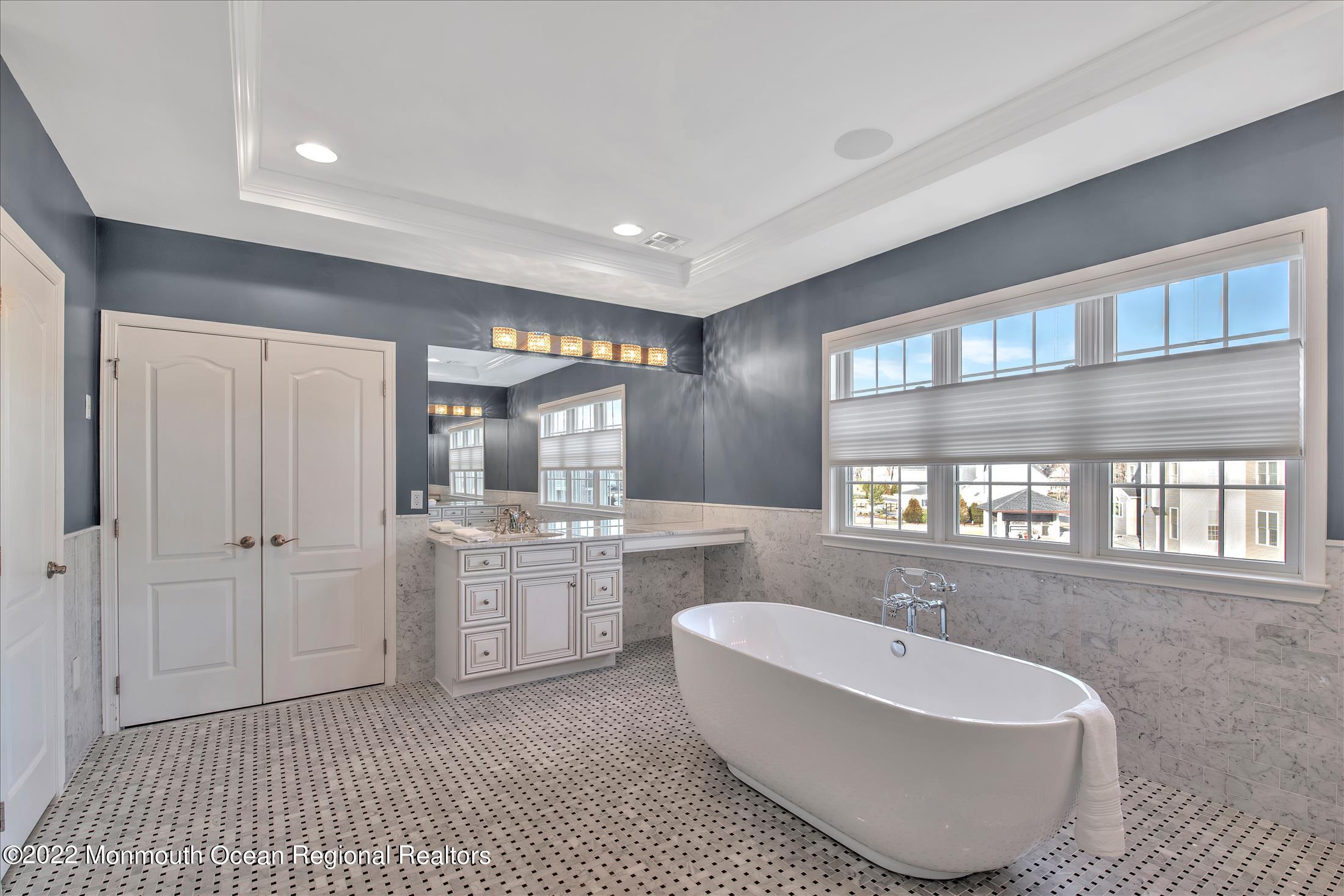 33 Weathervane Circle Cream Ridge, NJ 08514 - Photo 40 of 54 33masterbath3