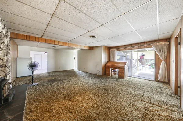 a view of a livingroom with a ceiling fan and window