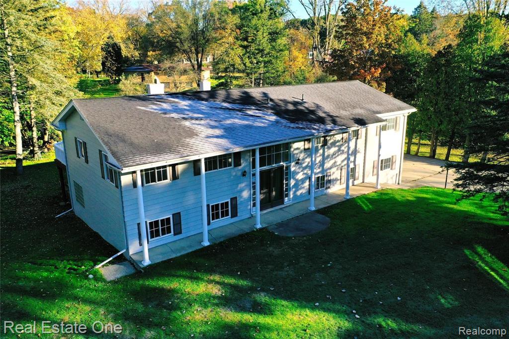 2060 Bretton Drive South Rochester Hills, MI 48309 - Photo 4 of 39