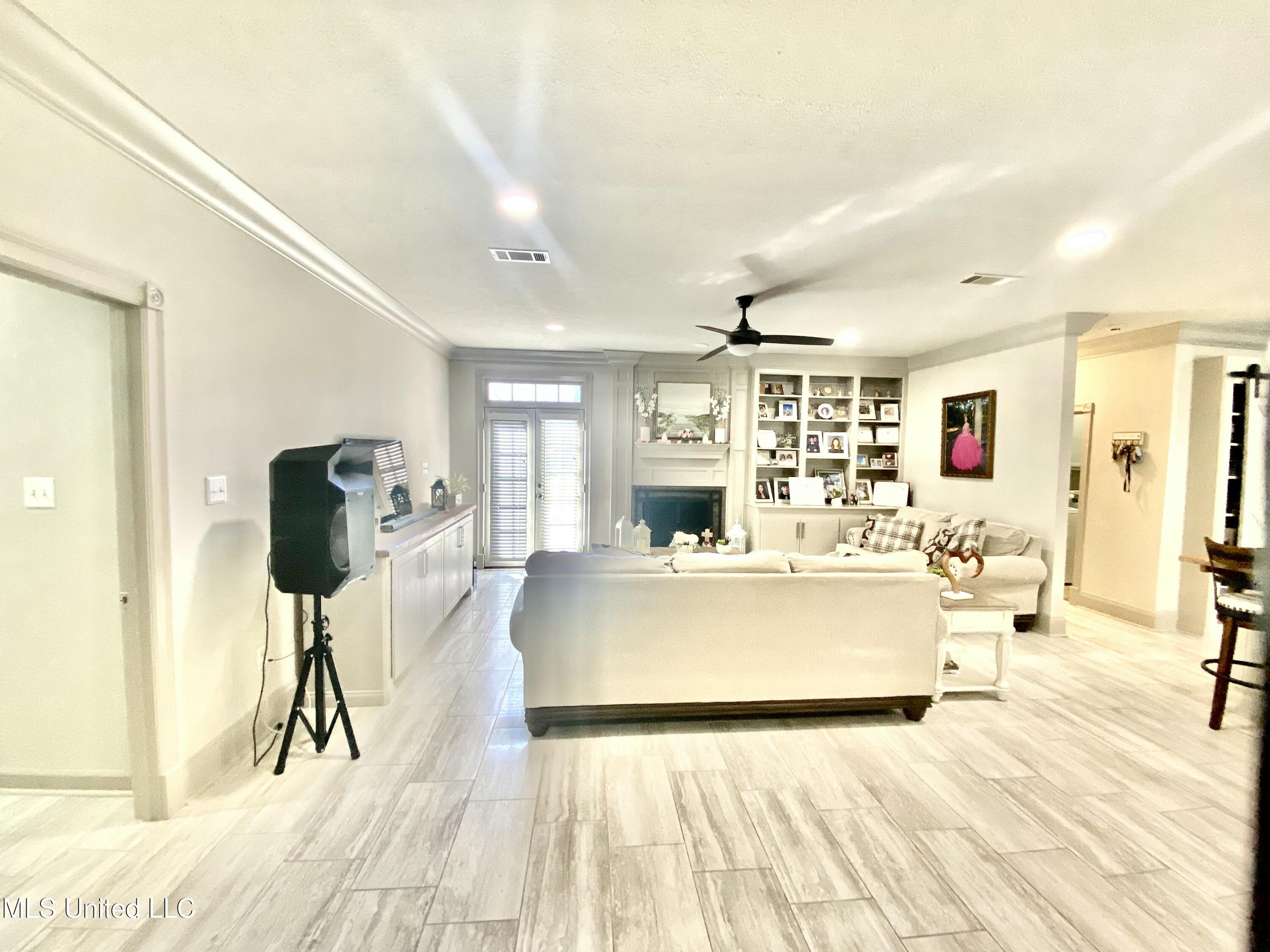 108 Honeysuckle Lane Ridgeland, MS 39157 - Photo 2 of 29 404FDE26-FEC3-4F89-B237-A6E2A7146356