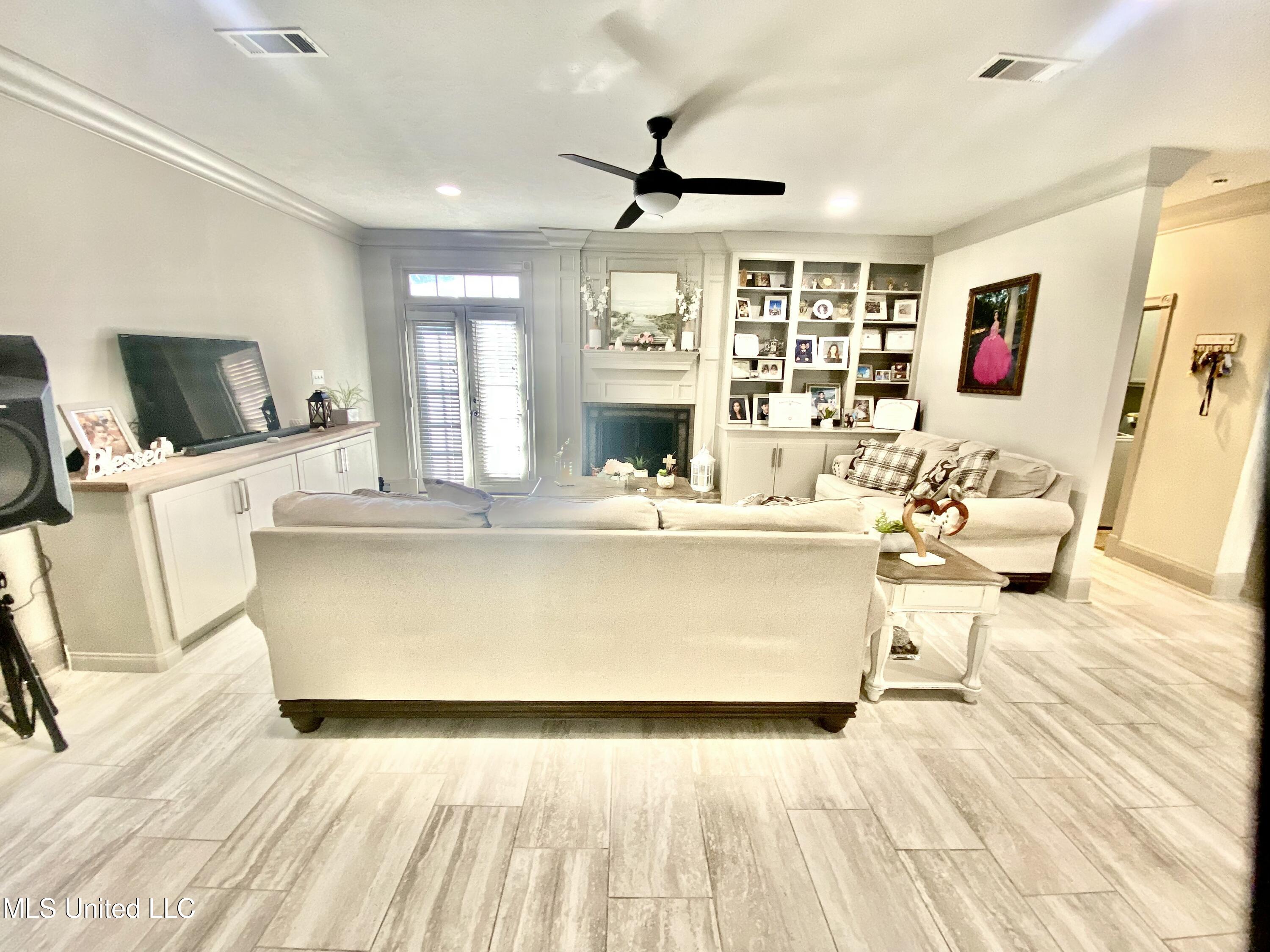 108 Honeysuckle Lane Ridgeland, MS 39157 - Photo 3 of 29 5FF17B30-DDAE-4924-9128-5E762FB83564