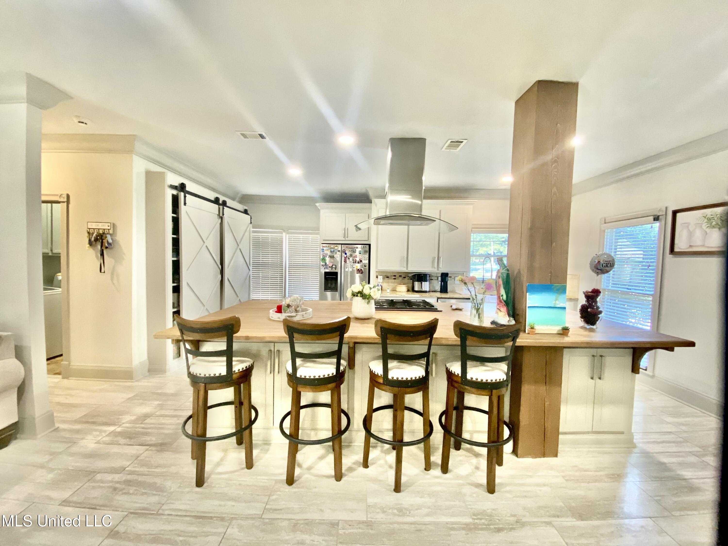 108 Honeysuckle Lane Ridgeland, MS 39157 - Photo 4 of 29 B51B869E-C795-4CF8-9DBF-414A2AE2AC62