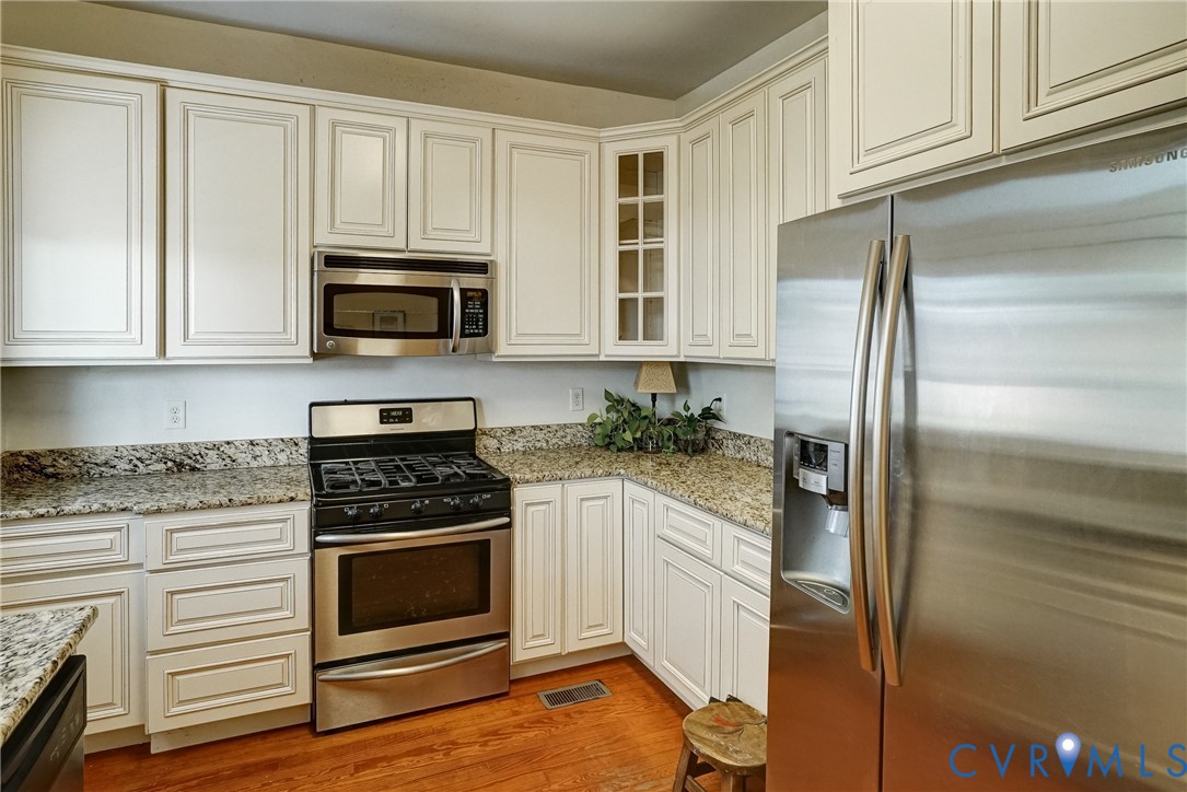 801 Edgehill Road Richmond, VA 23222 - Photo 14 of 21 White cabinetry with glass-front accents, granite