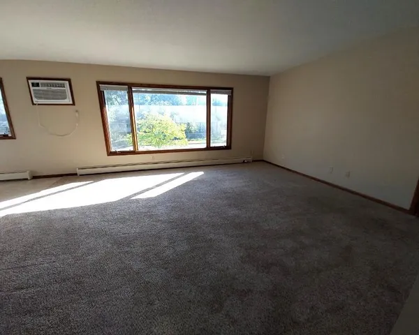 $1,200 | 631 13th Street South, Hudson, WI 54016