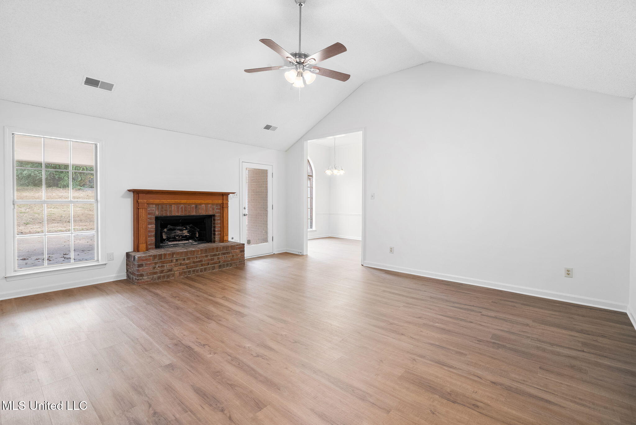 33 Foxwood Circle East, Unit W Hernando, MS 38632 - Photo 11 of 40 Living room