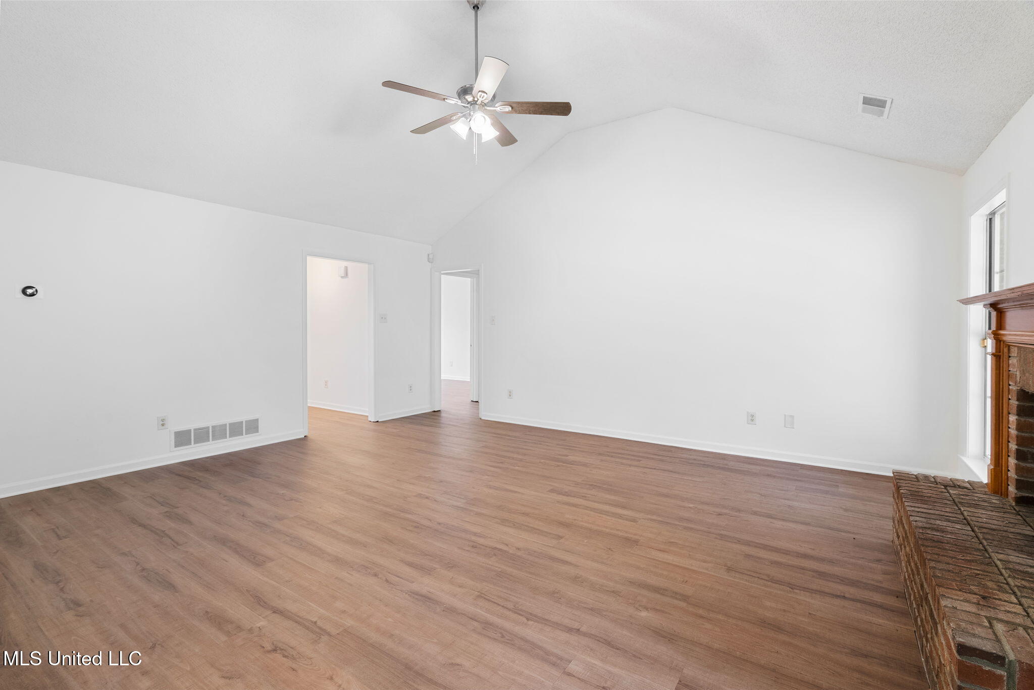 33 Foxwood Circle East, Unit W Hernando, MS 38632 - Photo 12 of 40 Living room