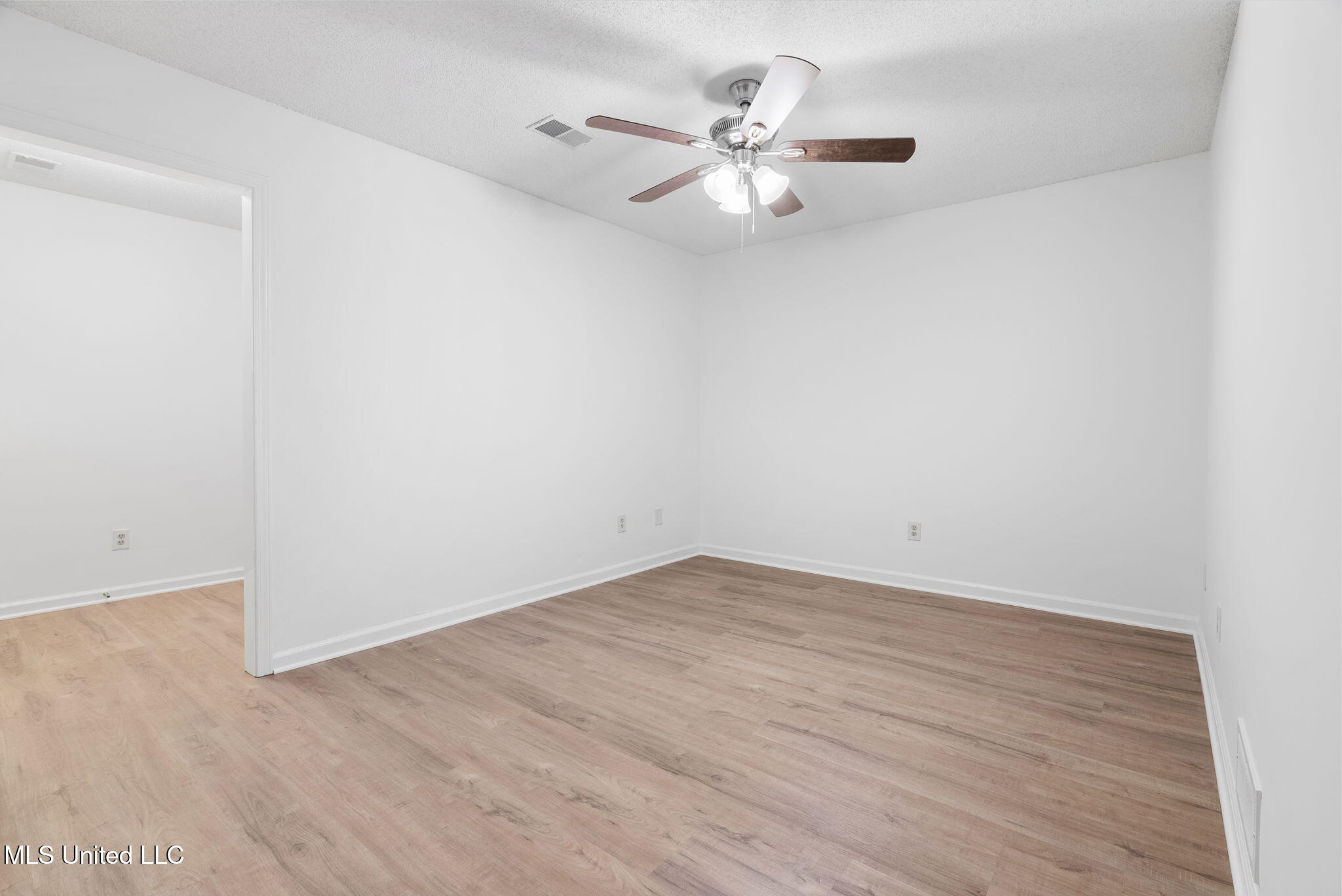 33 Foxwood Circle East, Unit W Hernando, MS 38632 - Photo 23 of 40 Bedroom 3