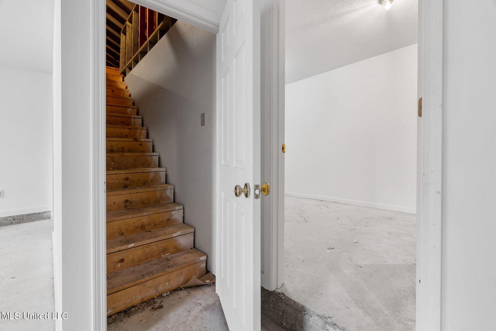 33 Foxwood Circle East, Unit W Hernando, MS 38632 - Photo 33 of 40 Stairs to attic space or expandable