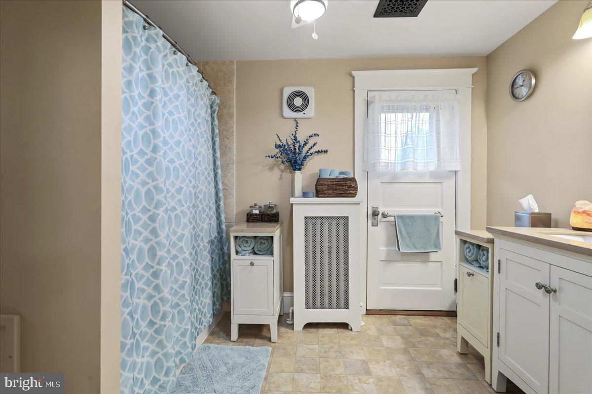 103 South Hazel Street Manheim, PA 17545 - Photo 34 of 47 Full Bath w/tub shower