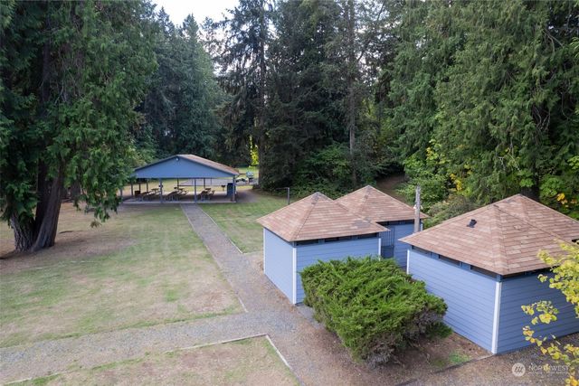 a view of a backyard