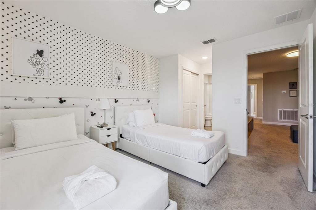 8008 Formosa Valley Place Kissimmee, FL 34747 - Photo 19 of 55 a spacious bedroom with a bed and a lamp