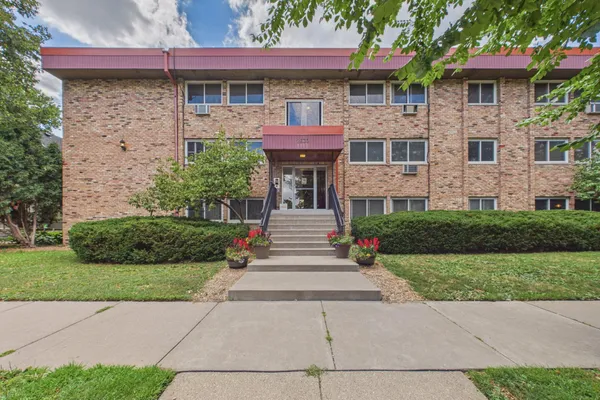 $1,700 | 2630 Pleasant Avenue, Unit 205, Minneapolis, MN 55408