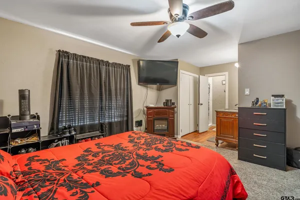 a bed room with a bed and a dresser