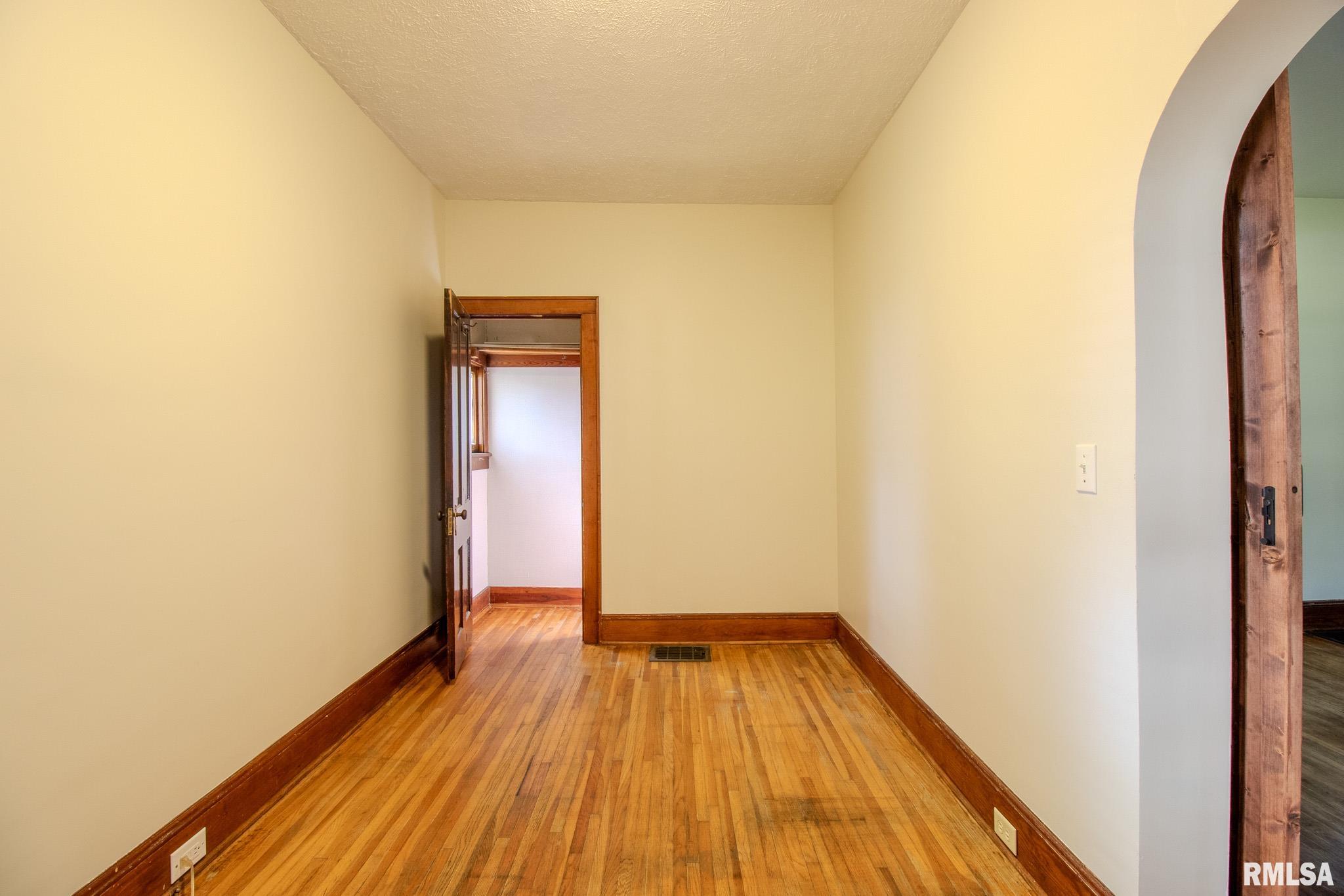 905 West Taylor Street Bloomington, IL 61701 - Photo 4 of 22