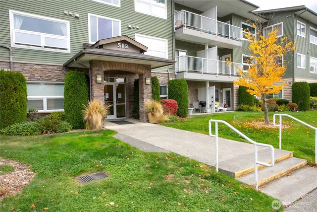 a view of brick building with a yard