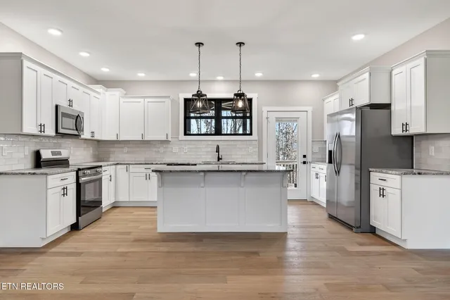 $457,000 | 6 Riverchase Drive, Crossville, TN 38555