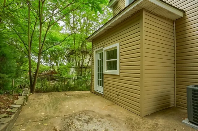 a view of a backyard