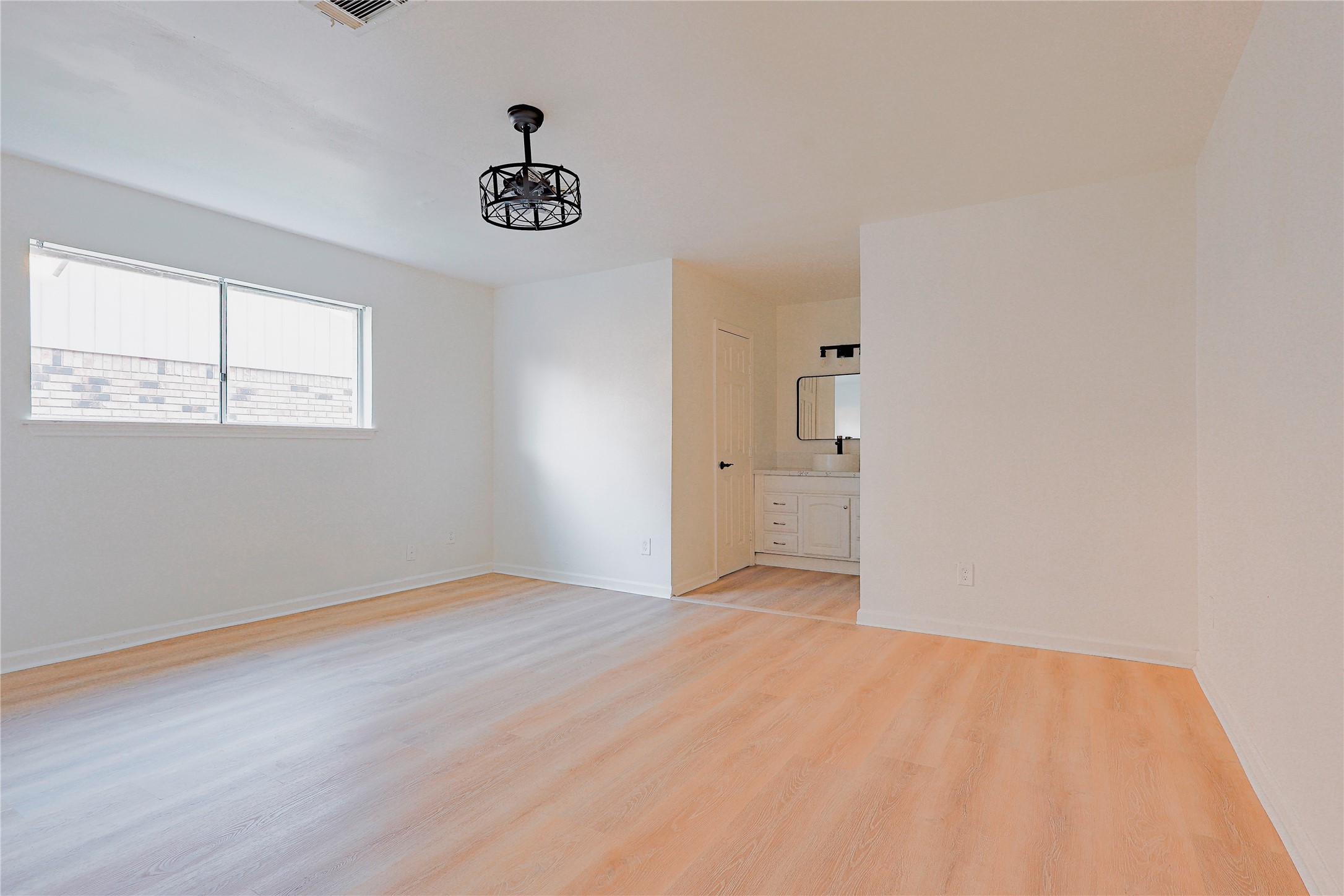 11611 Sagedowne Lane Houston, TX 77089 - Photo 16 of 31 an empty room with a window