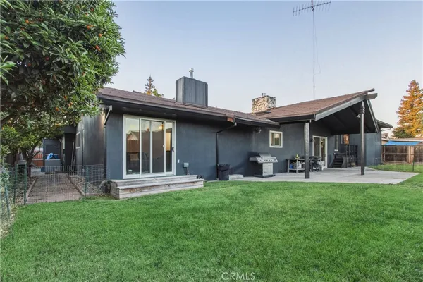 a view of a house with backyard and porch
