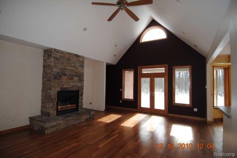 6601 Oakville Waltz Road Carleton, MI 48117 - Photo 3 of 12 Living Room