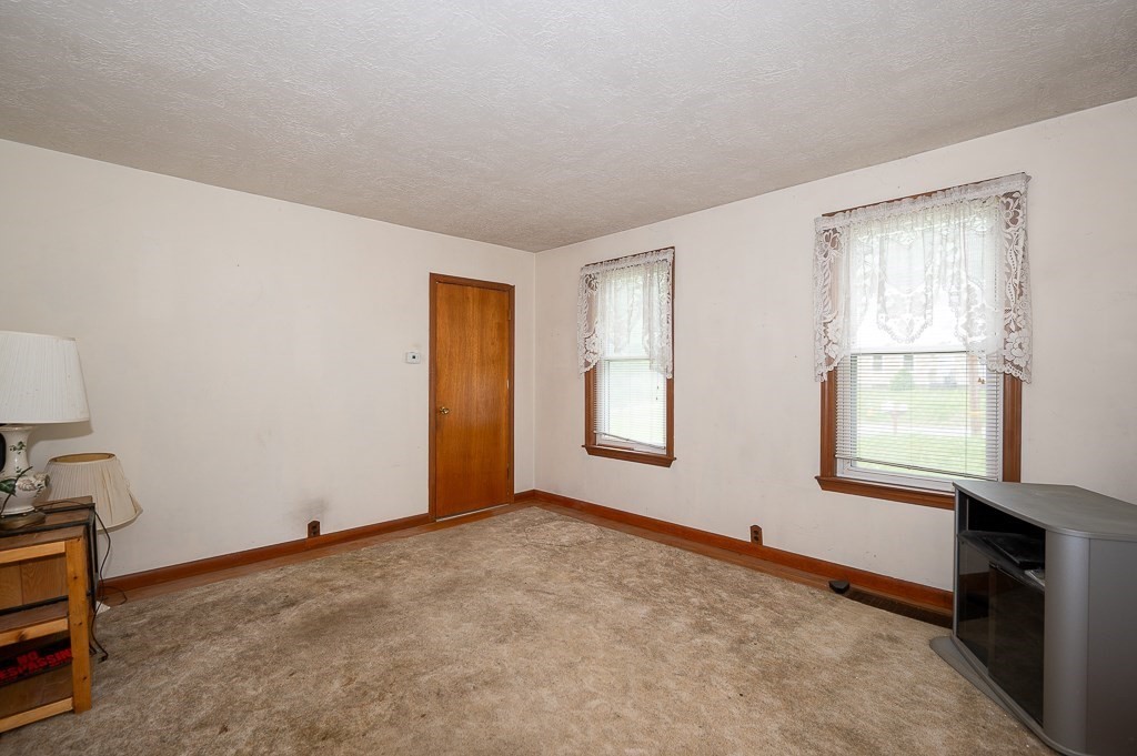 22 Comins Road Oxford, MA 01537 - Photo 7 of 42