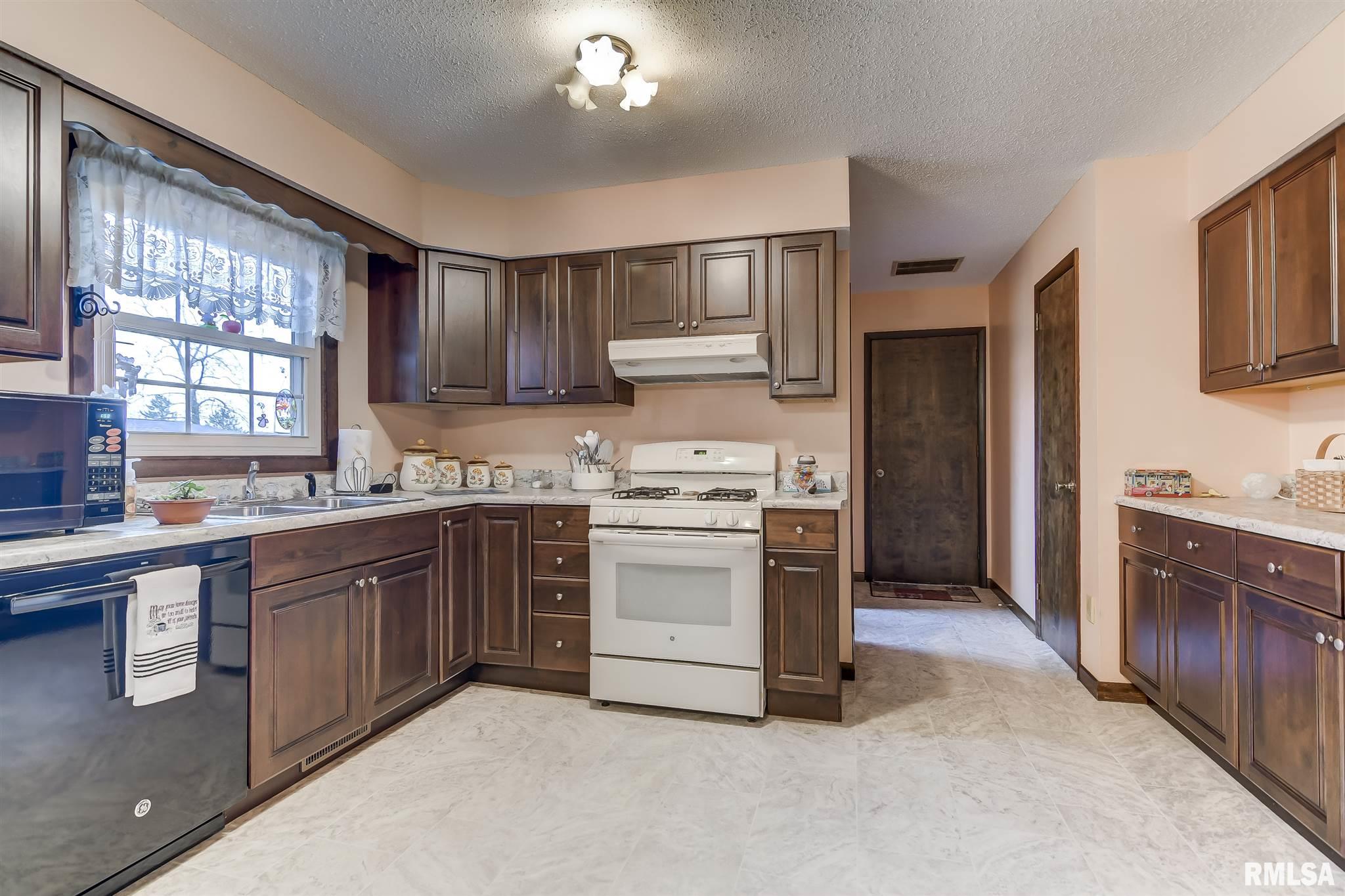 604 Rainbow Drive Athens, IL 62613 - Photo 9 of 27 Gallery Image 9