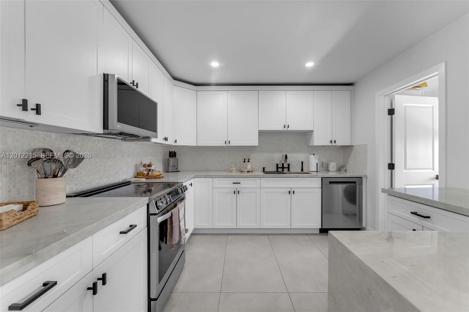 9250 Southwest 44th Street Miami, FL 33165 - Photo 12 of 55