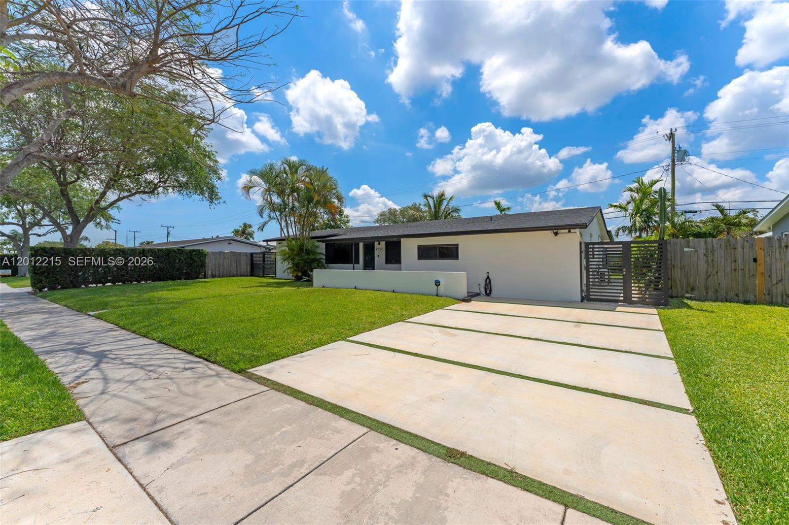 9250 Southwest 44th Street Miami, FL 33165 - Photo 3 of 55