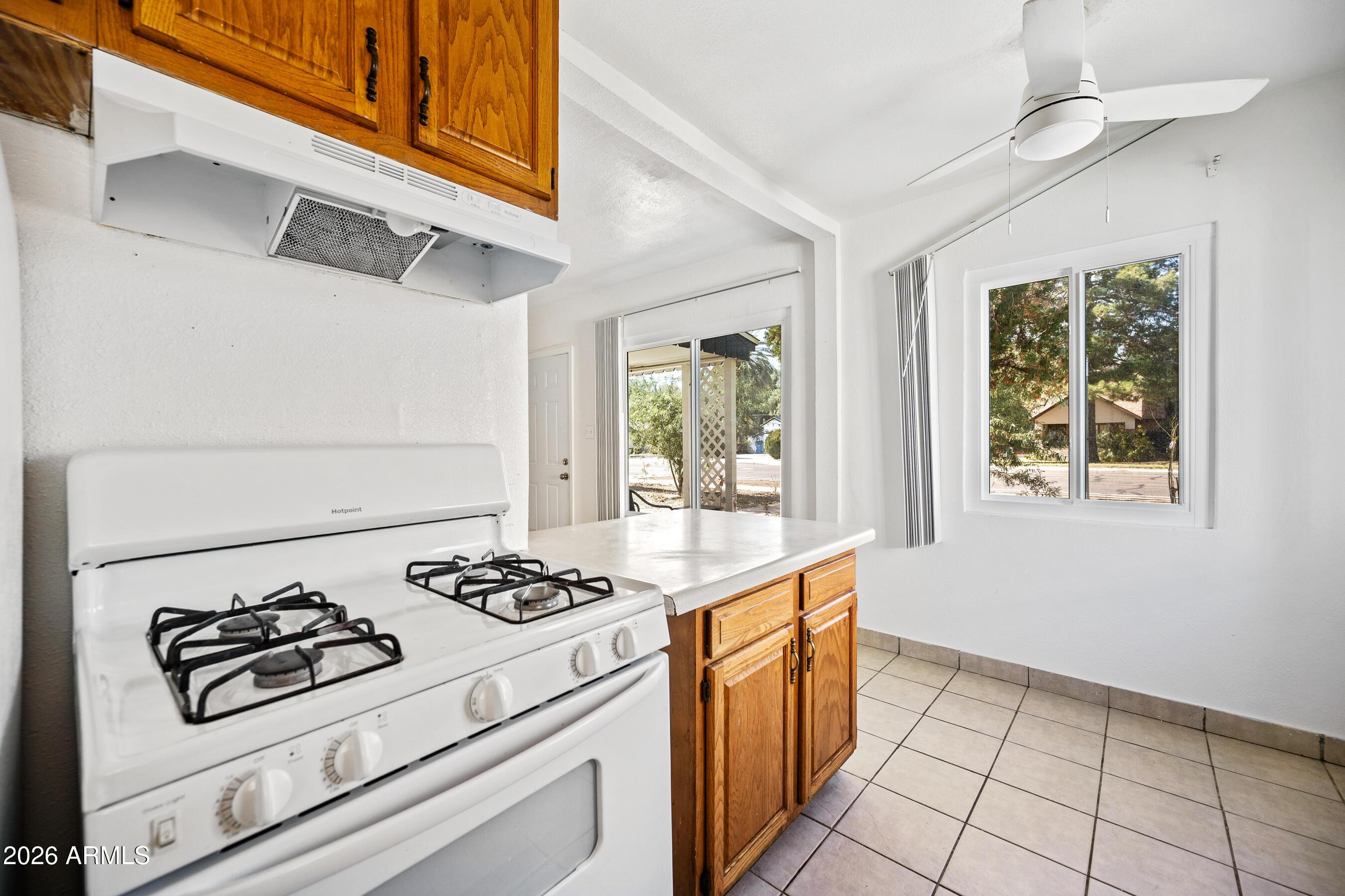 3903 North 12th Street Phoenix, AZ 85014 - Photo 8 of 16 a kitchen that has a stove and a white cabinets