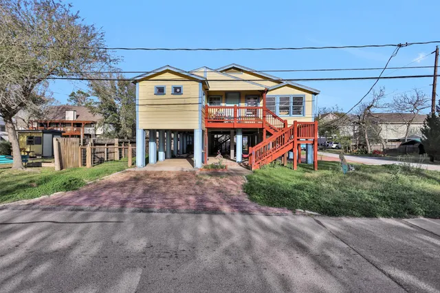$2,500 | 631 Clear Lake Road, Clear Lake Shores, TX 77565