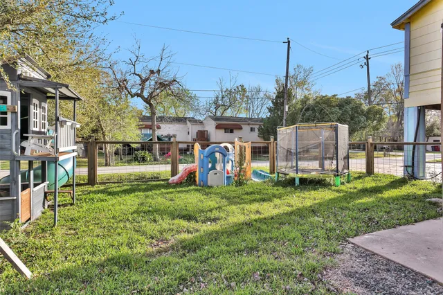 $2,500 | 631 Clear Lake Road, Clear Lake Shores, TX 77565
