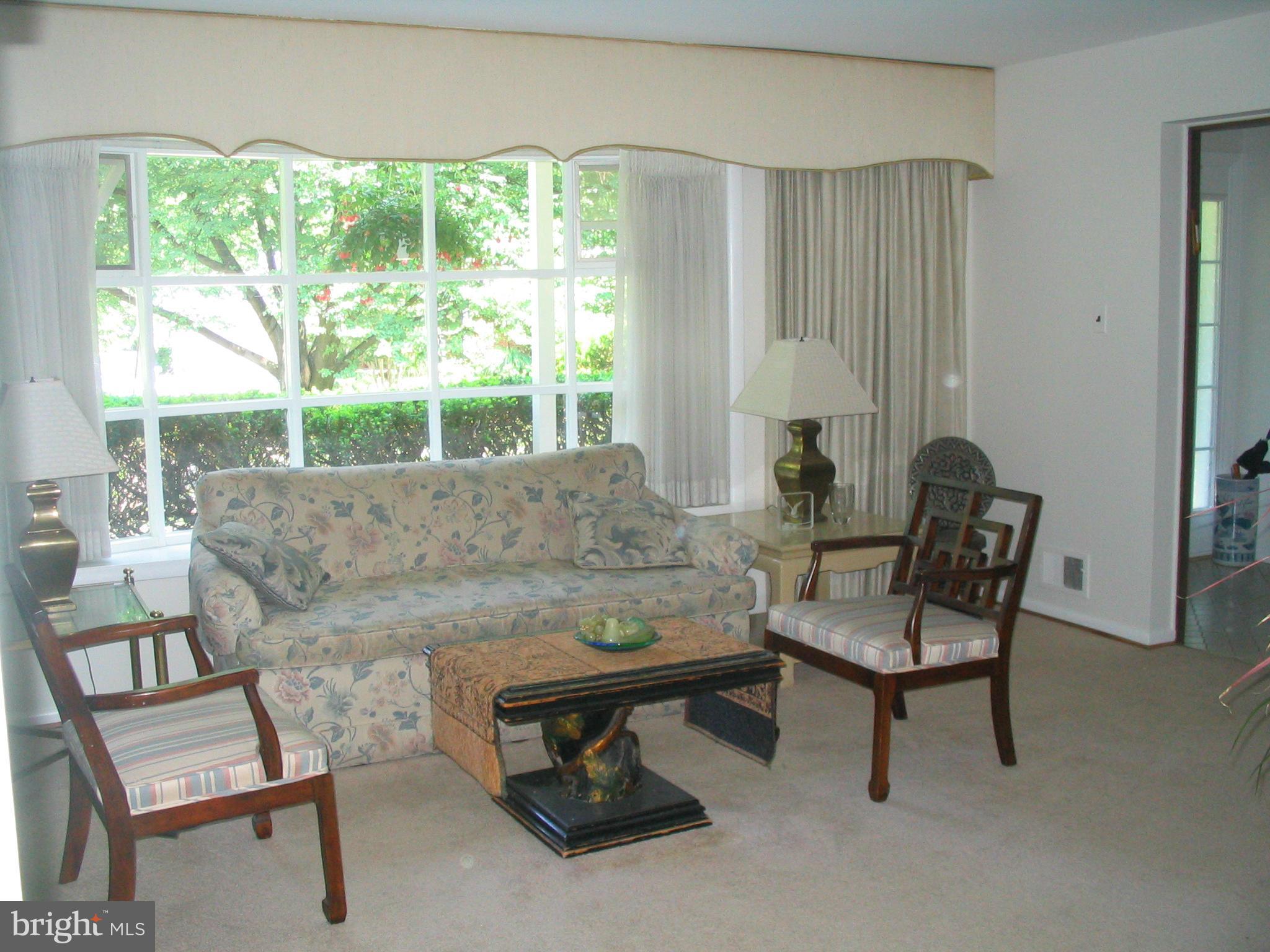 1218 North Belgrade Road Silver Spring, MD 20902 - Photo 8 of 27 Living Room