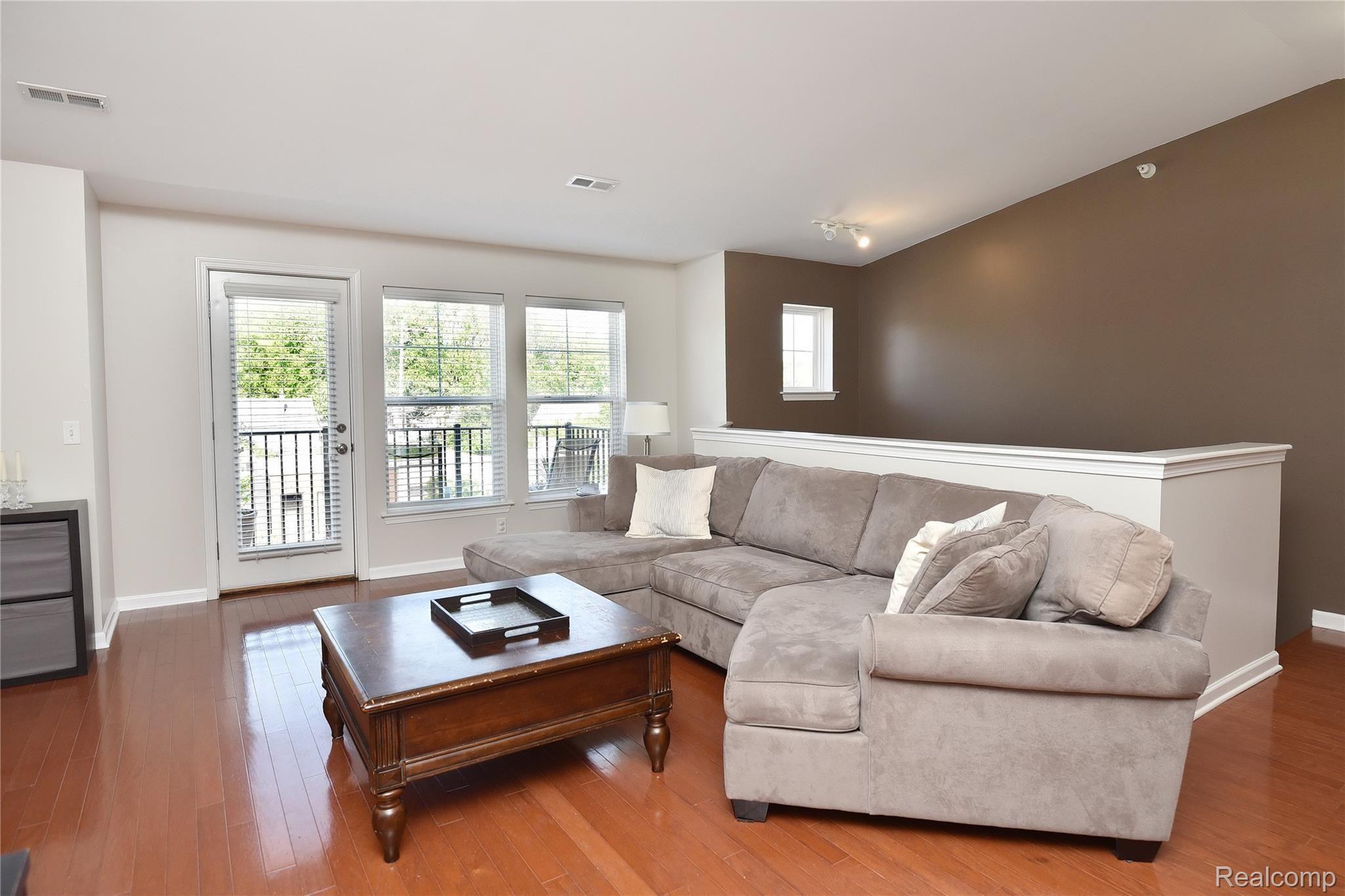 LARGE GREAT ROOM OVERLOOKING BALCONY