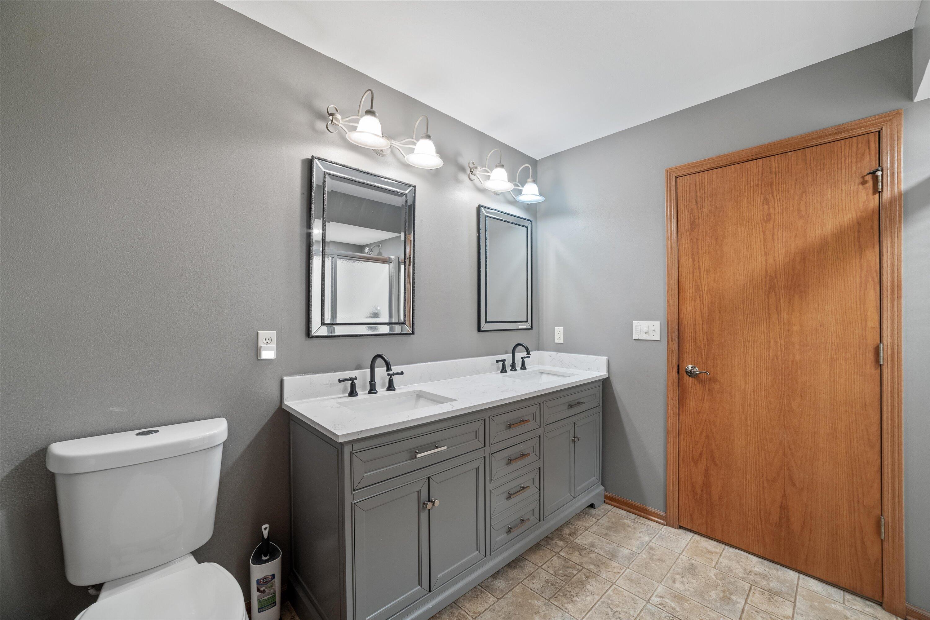 367 North Redding Circle Belgium, WI 53004 - Photo 23 of 48 Primary Bathroom