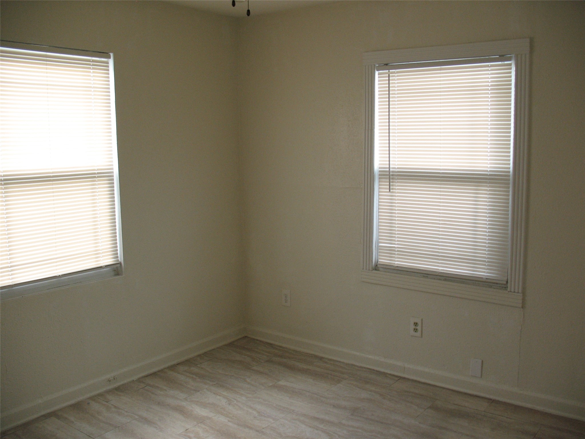 2610 Scott Street Houston, TX 77004 - Photo 6 of 11 an empty room with a window