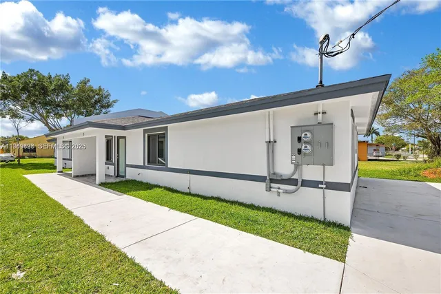 a view of a house with a yard