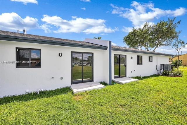 a view of a house with backyard and garden