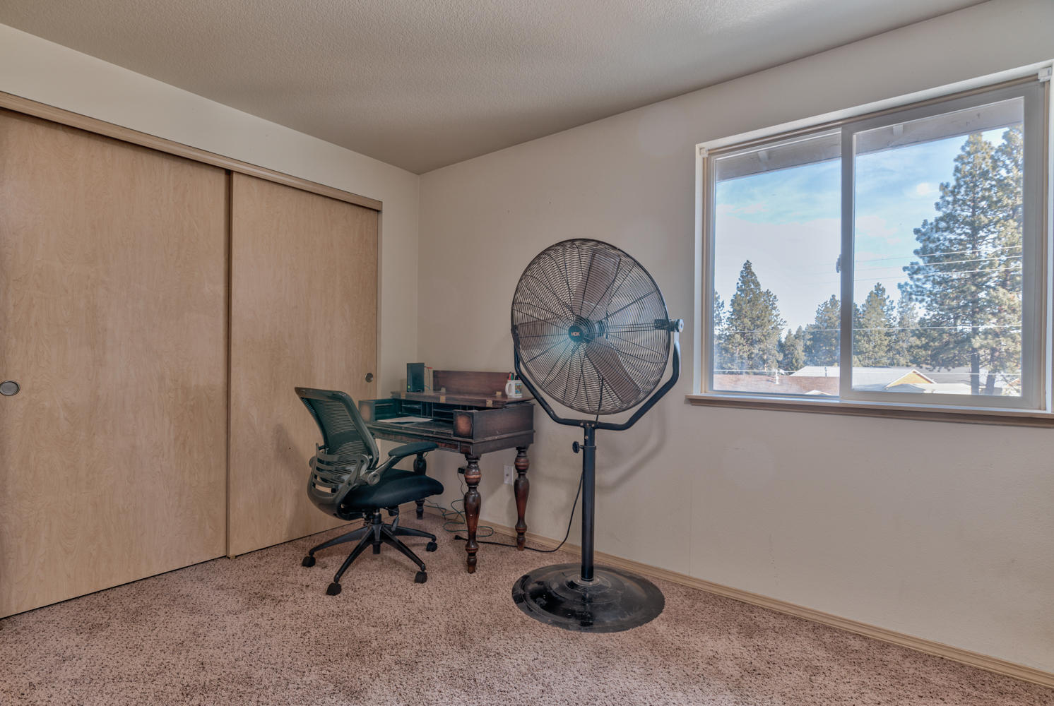 19660 Apache Road Bend, OR 97702 - Photo 24 of 33 a room with furniture and a window