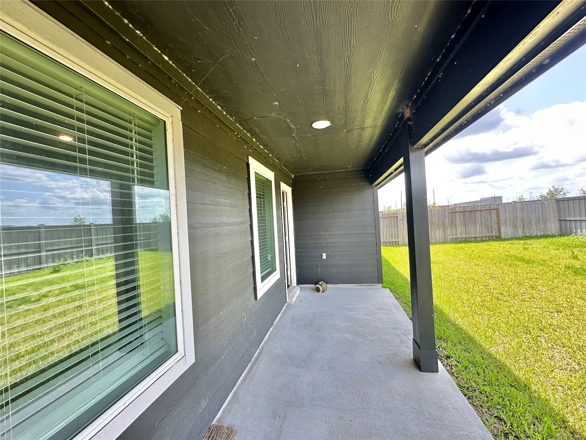 1107 Curly Angora Court Rosharon, TX 77583 - Photo 40 of 42 a view of hallway with a large window